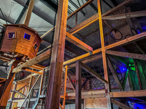 Het grote houten indoor klimparadijs met een boomhut in de binnenspeeltuin van Vakantiepark Westerbergen.