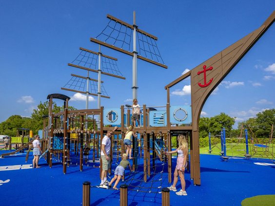 Kinderen klimmen in het grote piratenschip klimtoestel