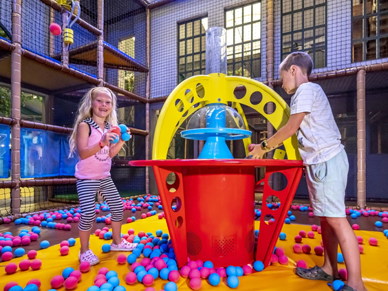 Kinderen spelen in de ballenbak van de binnenspeeltuin