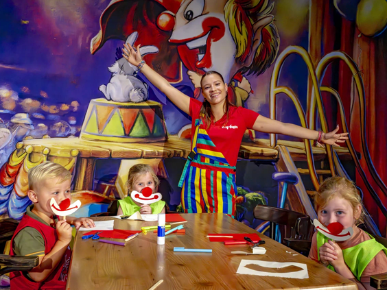 Kinderen zijn creatief bezig in de Kids Club van Capfun