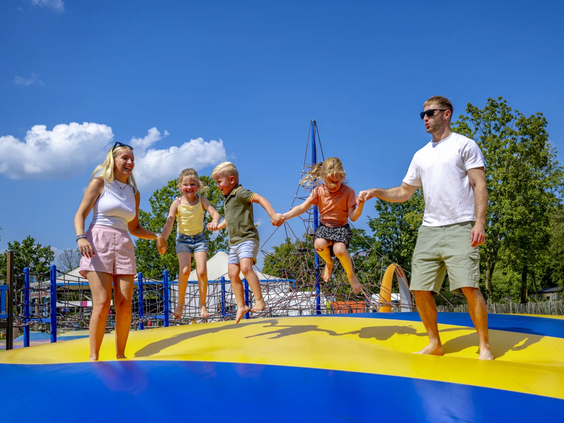 Kinderen springen op de grote airtrampoline van Capfun