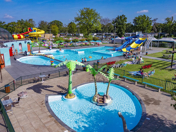 Peuters spelen tussen de waterstralen in het kinderbad