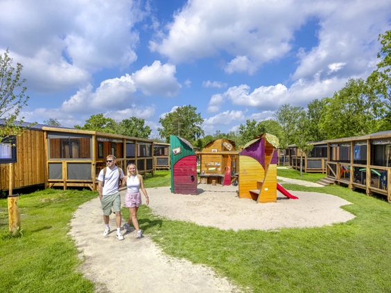Kinderen aaien konijntjes in de kinderboerderij van de camping