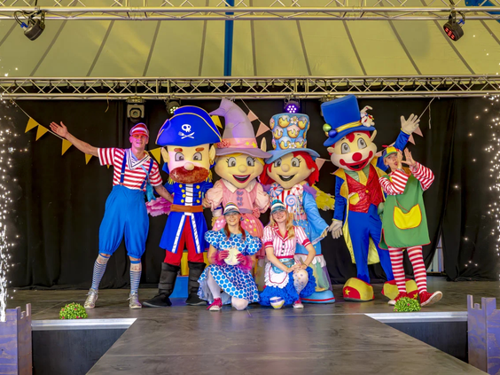 De bekende Capfun mascottes en het animatieteam op het podium