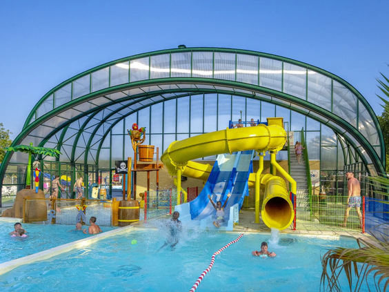 Het overdekte zwembad met glijbanen op Capfun de Wondermolen
