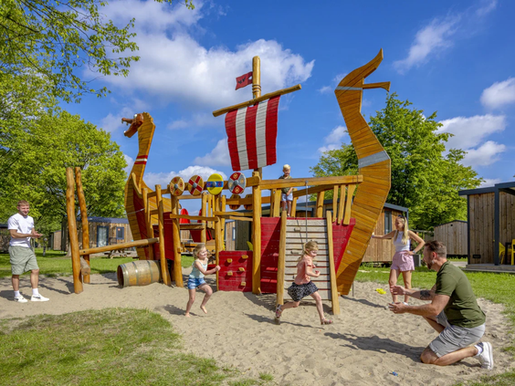Groot houten speelschip voor kinderen op camping de Wondermolen