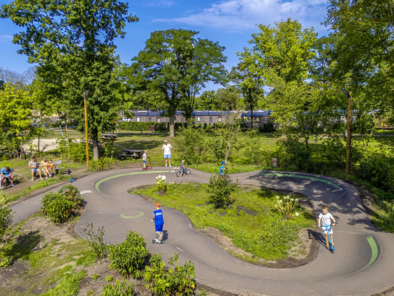 Kinderen op de pumptrack baan van Capfun de Wondermolen