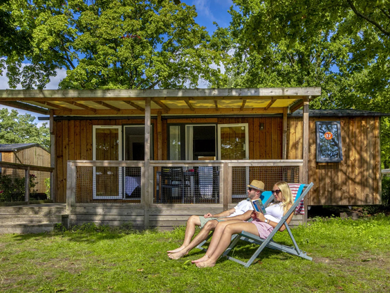 Een moderne stacaravan met terras op camping de Wondermolen