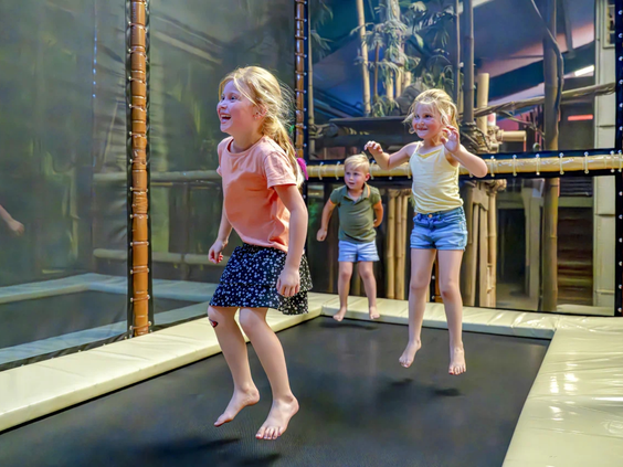 Meisjes springen op de trampolines van de camping