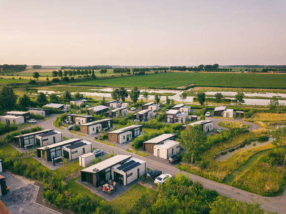 Luchtfoto van Vakantiepark Zeedijk, prachtig gelegen in het uitgestrekte polderlandschap van Goeree-Overflakkee.