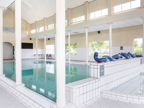 Het aparte peuterbad in het binnenzwembad van Vakantiepark Zeeland Village, veilig voor de kleintjes.