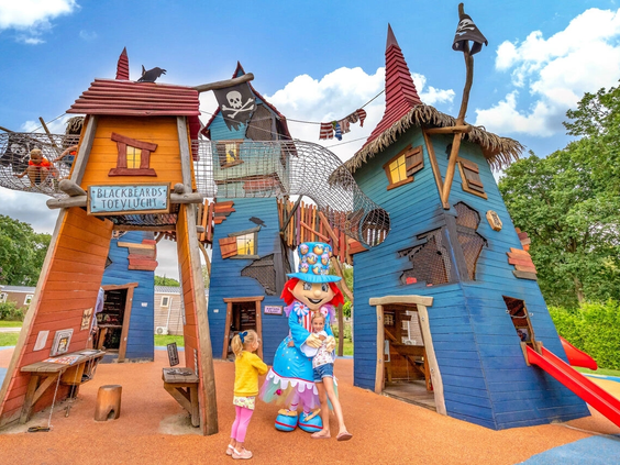 Kleurrijk en uniek Carabouille speelkasteel op vakantiepark de Zeumersehof