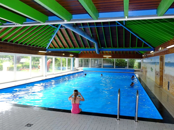 Het lichte en verwarmde binnenzwembad van camping de Zeumersehof in Voorthuizen
