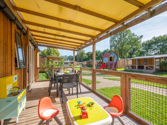 Het terras van een accommodatie met een gezellig zitje voor kinderen