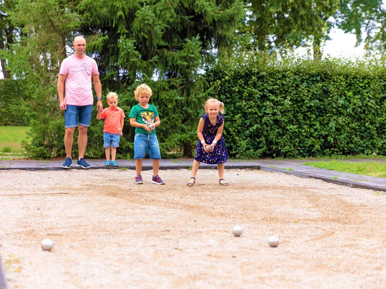 Jonge kinderen spelen samen in de zandbak op het vakantiepark