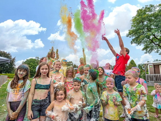 Kinderen onder het kleurenpoeder tijdens een color run activiteit