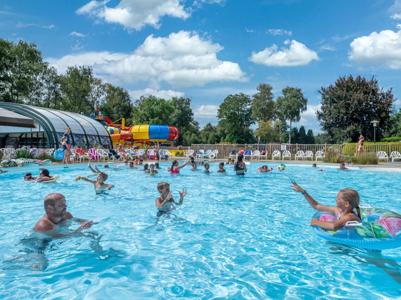 Spelende kinderen in het grote zwembad van de camping