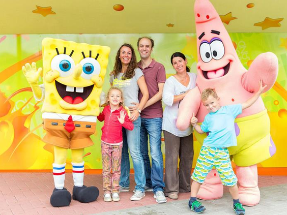Een gezin gaat op de foto met hun helden SpongeBob en Patrick tijdens een meet and greet in Movie Park Germany, vlakbij hotel Gladbeck.