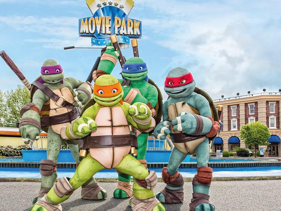 De Teenage Mutant Ninja Turtles poseren voor een foto bij de ingang van Movie Park Germany.