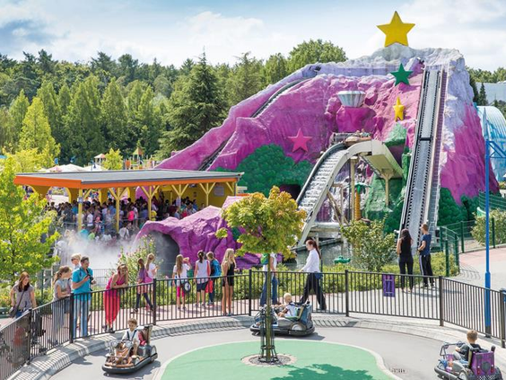 De wildwaterbaan 'Excalibur' in Movie Park Germany, een waterattractie met op de voorgrond een kinder-autorijbaan, vlakbij hotel Gladbeck.