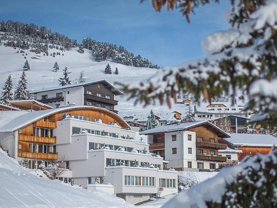 Luxe appartementen midden in de bergen bedekt met sneeuw