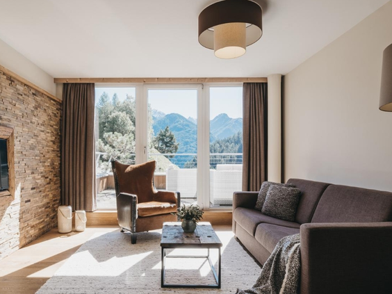 Luxe ingericht appartement met uitzicht op het besneeuwde landschap