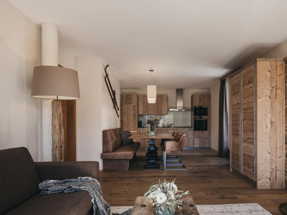 Appartement met houttinten, luxe ingericht appartement