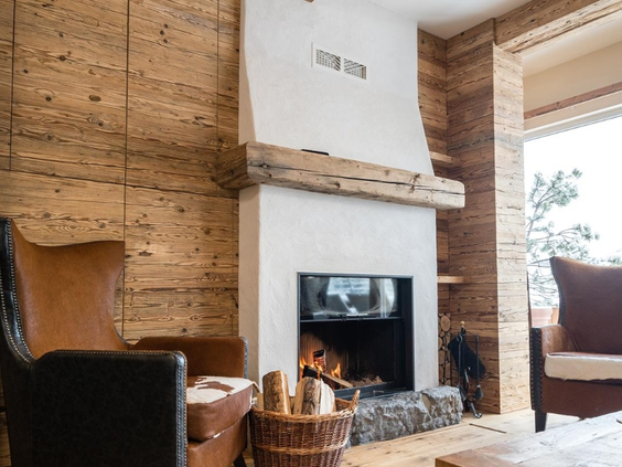 Haard met houten details in luxe appartement