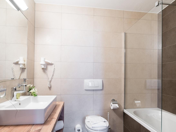 Badkamer in luxe appartement met wasbak en bad