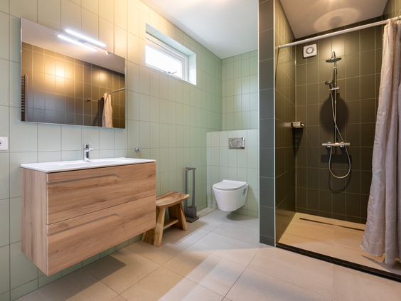 Nette en moderne badkamer in een waterwoning in Terherne, voorzien van een ruime inloopdouche met regendouchekop.