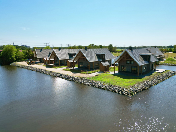 Moderne waterlodges, direct gelegen aan het open vaarwater op Waterpark Zwartkruis in Friesland.