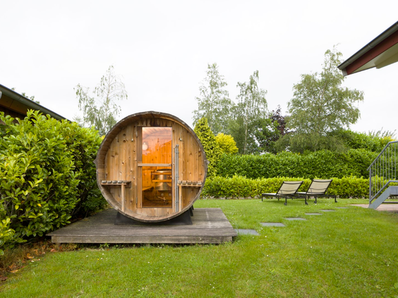 Luxe wellnesswoning met een privé barrel-sauna in de tuin bij Waterpark Zwartkruis in Friesland.