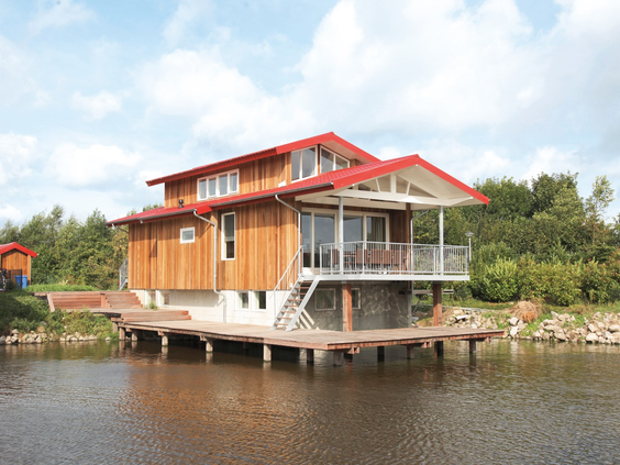 Unieke, grote watervilla gebouwd op palen in het water bij Waterpark Zwartkruis, ideaal voor families.