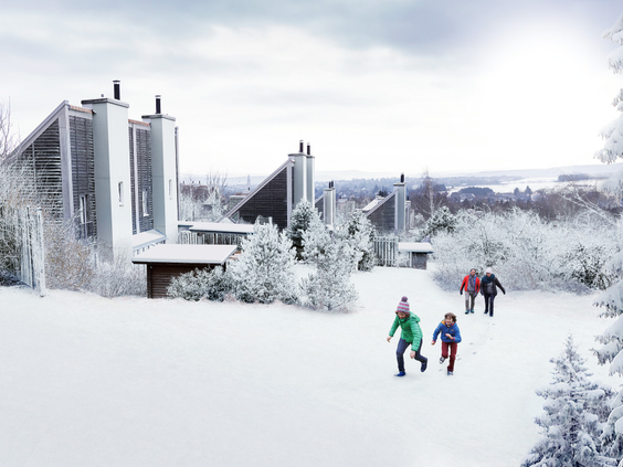Kinderen hebben plezier en rennen door een dik pak sneeuw in het winterwonderland van Center Parcs Park Hochsauerland.