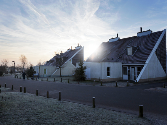 De cottages van Center Parcs Park Hochsauerland baden in de lage winterzon op een koude, heldere ochtend.