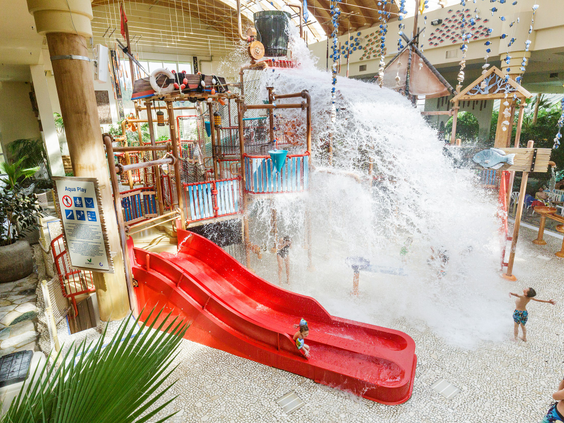 Het Water Playhouse in het Aqua Mundo van Center Parcs Park Hochsauerland, waar een reusachtige emmer met 900 liter water omkiept boven de glijbanen.