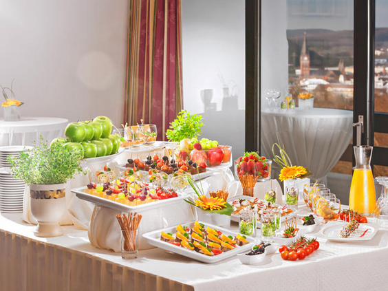 Een uitgebreid en kleurrijk buffet met diverse koude en warme gerechten in het restaurant van Dorint Hotel Arnsberg.