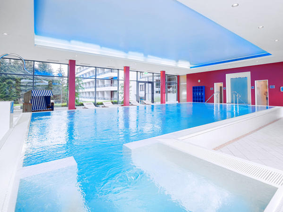 Het grote binnenzwembad met helderblauw water en grote ramen in Dorint Hotel & Sportresort Arnsberg-Sauerland.
