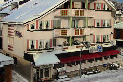 De buitenkant van het kindvriendelijke Göbels Landhotel in Willingen, bedekt met een laag sneeuw in de winter.
