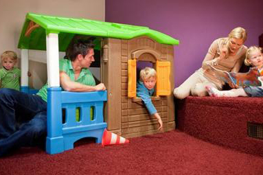 Kinderen hebben plezier in de indoor speelruimte van Göbels Landhotel met een kleurrijk speelhuisje.