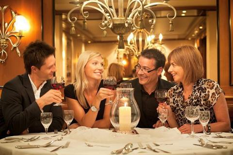 Volwassenen genieten van een gezellig diner en proosten met elkaar in het sfeervolle restaurant van Göbels Landhotel.