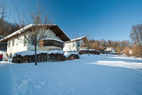 Een comfortabel vakantiehuis op Landal Salztal Paradies, bedekt onder een dik pak sneeuw in het winterse landschap van de Harz.