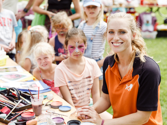 Kinderen laten zich schminken door het animatieteam tijdens een activiteit op het vakantiepark in Zeewolde.