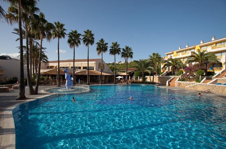 Groot zwembad met palmbomen Aparthotel Royal Son Bou Menorca - familieresort met zeezicht
