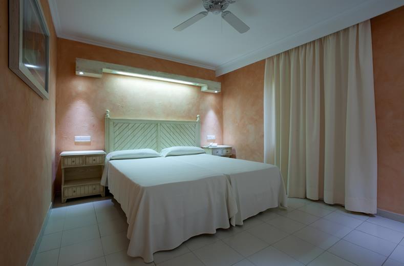Moderne slaapkamer familie appartement Royal Son Bou - comfort accommodatie all inclusive Menorca