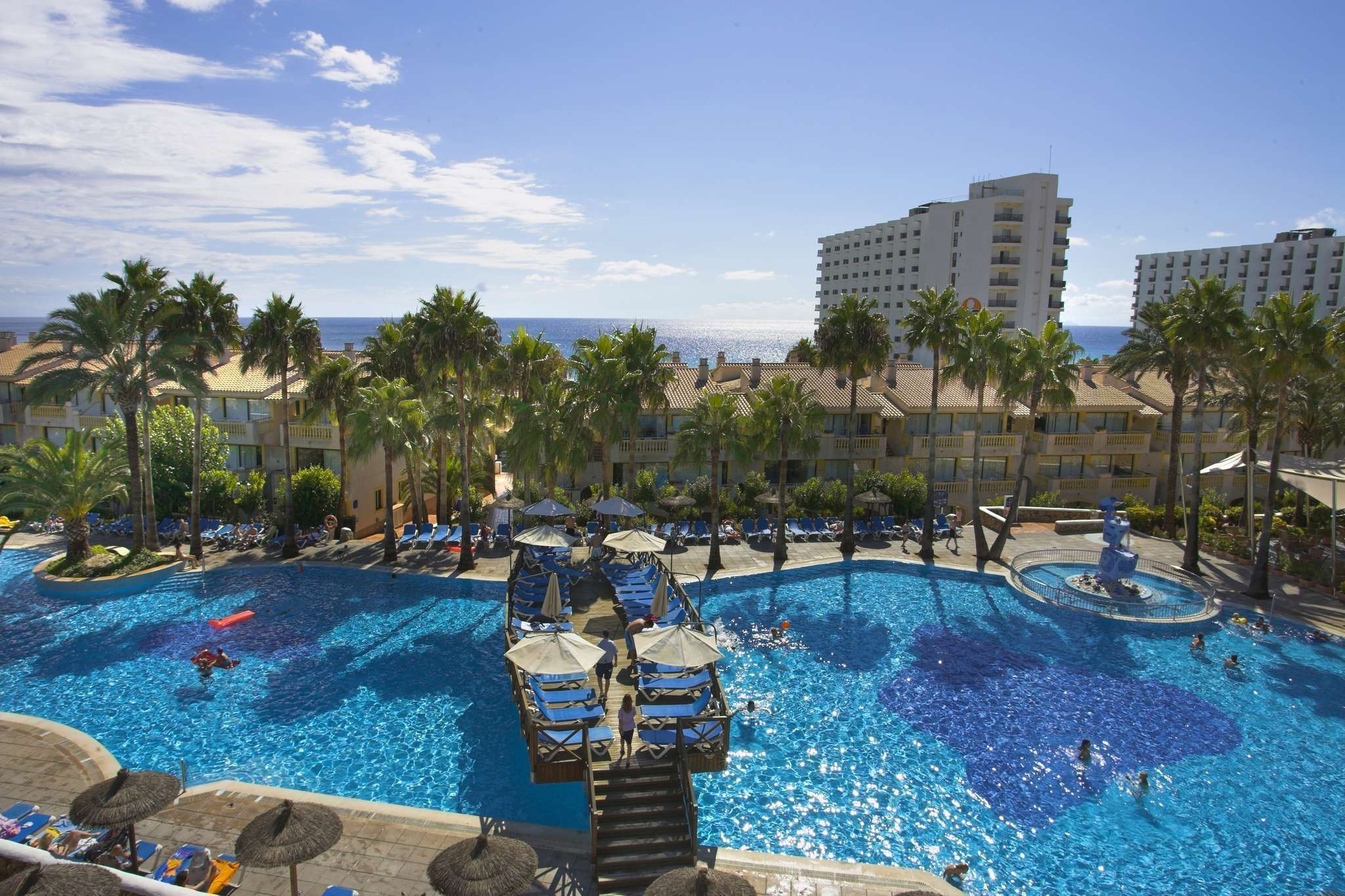 Ruim zwembadcomplex met ligbedden en parasols Royal Son Bou Menorca - kindvriendelijk vakantieresort