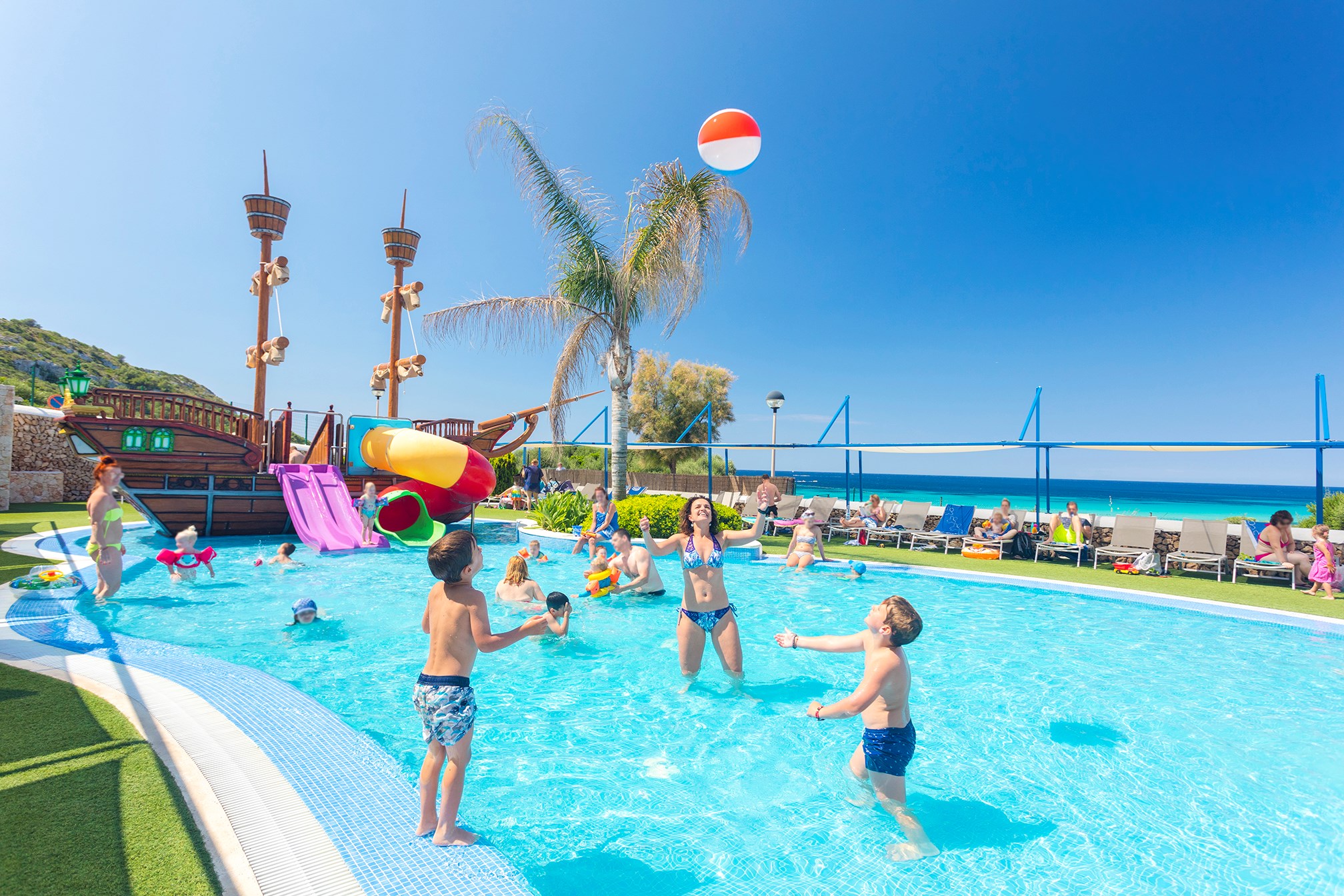 Activiteitenzwembad met watervolleybal Royal Son Bou Menorca - animatieteam kindvriendelijk hotel
