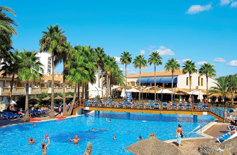 Zwembadterras met restaurant en bar Royal Son Bou - all inclusive familiehotel Menorca