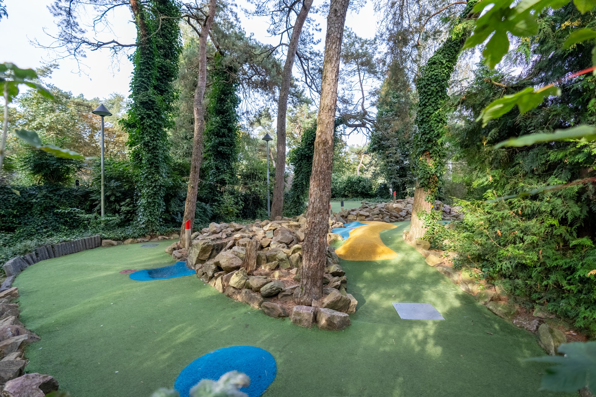 Avontuurlijke midgetgolfbaan gelegen tussen de bomen op vakantiepark De Katjeskelder.
