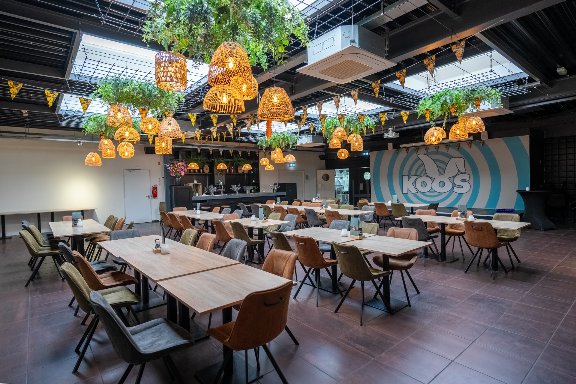 Sfeervol en ruim familierestaurant van Koos Konijn op bungalowpark De Katjeskelder.